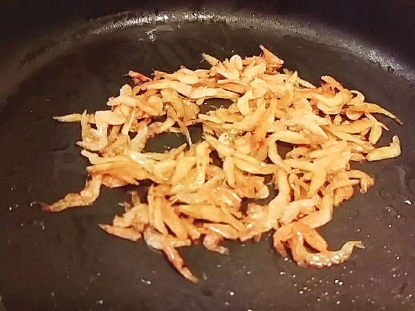 熱油鍋用中火先將櫻花蝦炒至香酥