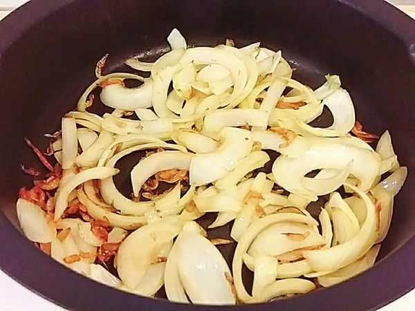 放入洋蔥轉小火炒到變透明