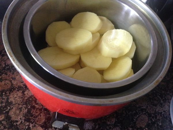 馬鈴薯洗淨去皮切大片如圖，放入電鍋的內鍋中，外鍋放入2杯的水，按下開關，蒸到開關跳起來就好了。