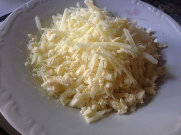 奶酪只要是會牽絲的都可以，披薩奶酪就可以了，我放了土耳其的卡夏奶酪和白奶酪，剉成絲如圖備用。