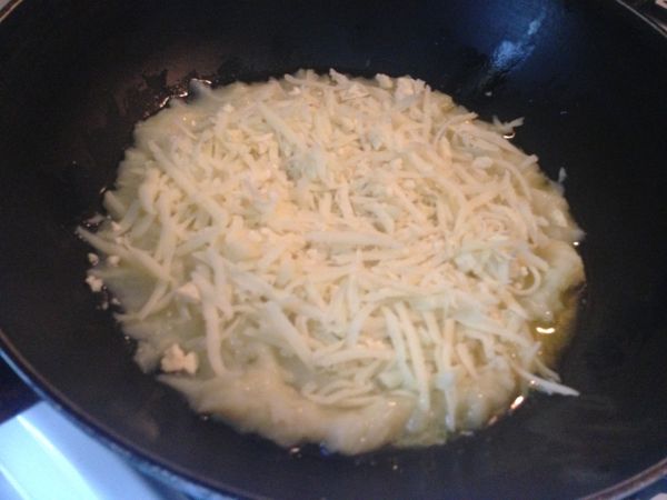 上面鋪上適量的奶酪絲，多少隨意，這個煎好以後，切的時候，吃的時候都會牽出長長的絲，非常好吃～