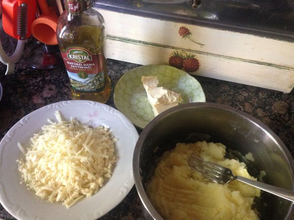 蒸好的馬鈴薯趁熱用叉子壓碎搗爛，加入適量的鹽調味如圖。