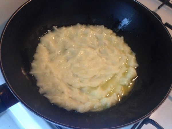 平底鍋裡放入1T奶油，小火融化關火，放入1T橄欖油或者沙拉油，然後把一半的馬鈴薯泥放進鍋子裡，用拳頭壓好如圖。