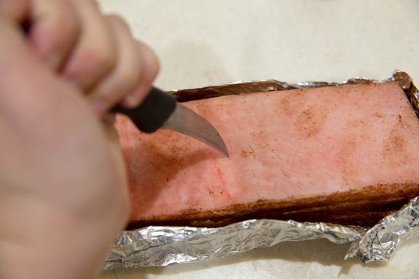 接下來就拿把小刀或針盡量的狂刺豬皮,把豬皮刺上密密麻麻的洞當然這也是為了烤出來豬皮很酥脆