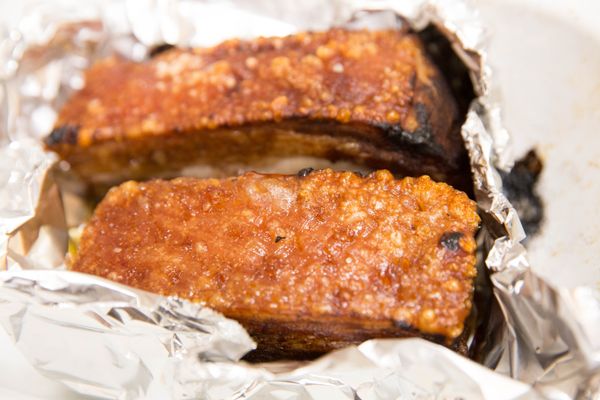 拿出烤箱用小刀敲敲看豬皮表面要硬硬的才會脆,如果還有地方是QQ軟軟的就把烤箱調低到180度再烤一下,以這豬五花份量大概再烤個10分鐘就完成