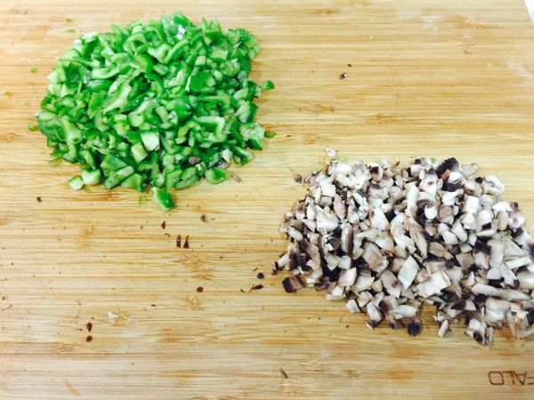 做法：茄子洗淨切厚片，電鍋蒸熟，待不燙手時將熟茄子切成小丁備用。青椒，鮮香菇洗淨均切成小丁。