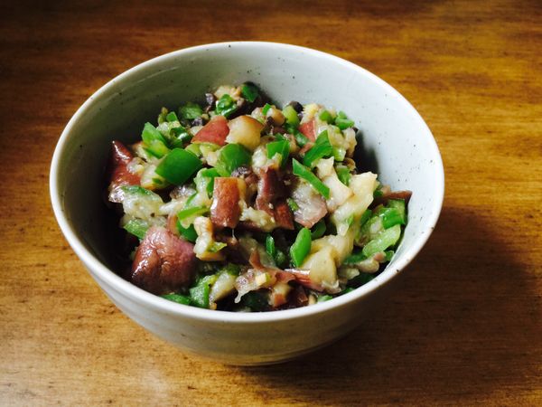 熱鍋少油入薑末，入香菇丁，再入青椒快炒一下，入茄泥，加一點點醬油，鹽拌勻即完成。