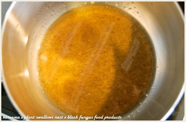 將黑木耳露先倒入鍋中，用小火模式加熱。