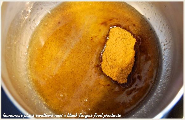 最後放入黑糖粉，持續攪拌至黑糖粉完全溶解即可。