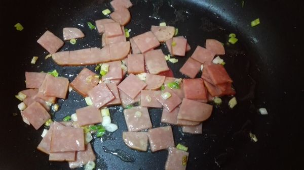 起油鍋，下蔥花爆香，然後下火腿片炒熟。