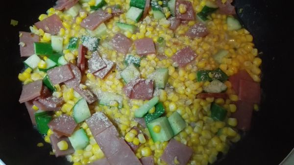 下小黃瓜塊，翻炒均勻，然後用鹽、胡椒粉調味後，再炒勻，即可盛盤完成。