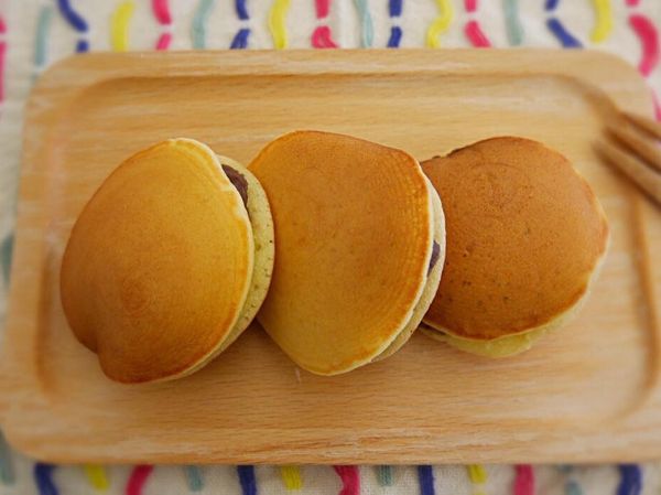 也可將煎好的鬆餅包入紅豆泥就變身為銅鑼燒唷