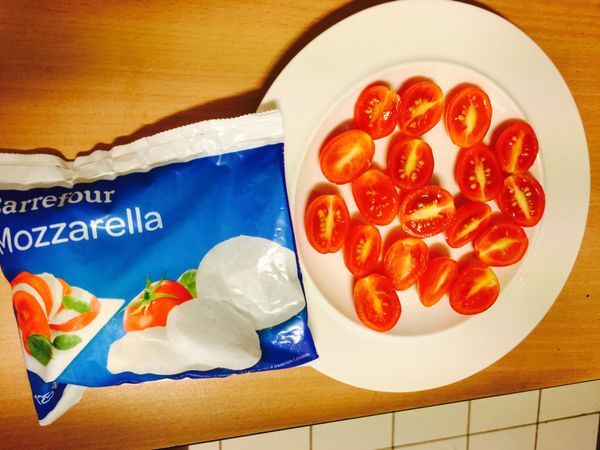 準備一顆Mozzarella起司，跟切半的小番茄