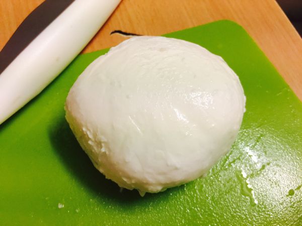 Mozzarella起司本人，倒掉袋子裡的水