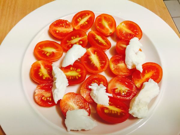用手把起司撕成小塊，放在番茄旁邊