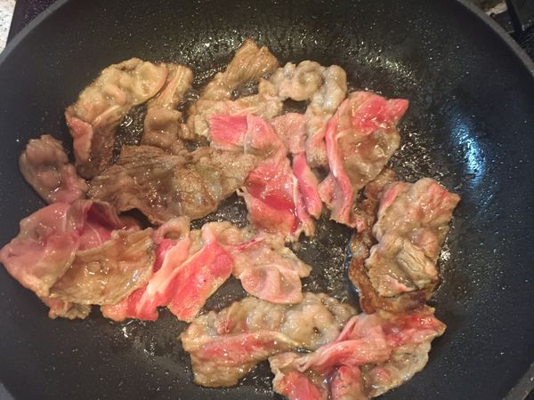 原鍋將奶油放入，奶油融化之後將牛五花鋪在鍋子上。轉小火煎到兩面都變色。