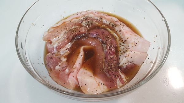 先洗淨五花肉後，用米酒，烤肉醬，黑胡椒粒醃製