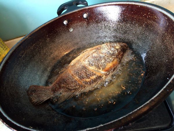 熱油鍋中小火炸魚。