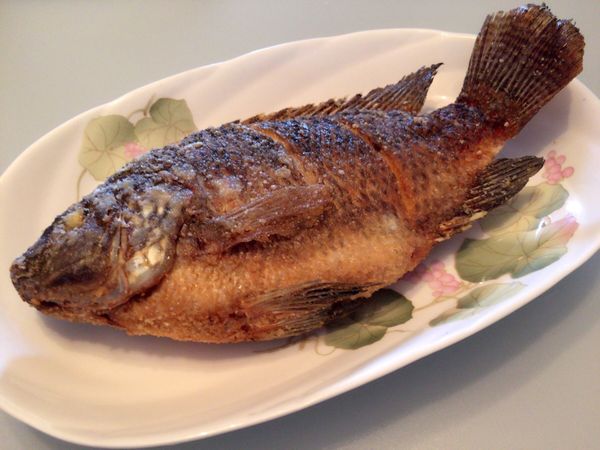 將魚油炸至雙面呈金黃色後撈起並將油瀝乾。