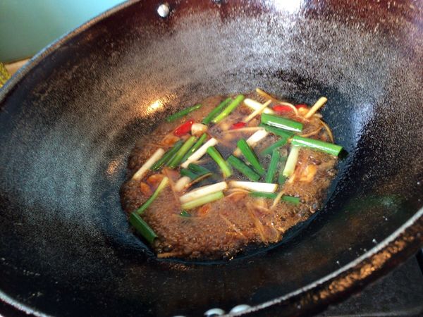 煮醬汁，先將蒜頭、辣椒爆香，倒入醬油、糖稍為拌炒，再加入少許水，接著加入薑絲、蔥段拌炒。
最後用太白粉水勾芡，灑下少許米酒。