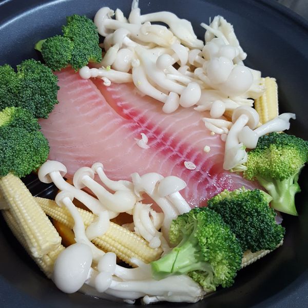 將鮮蔬擺上後，蓋上鍋蓋