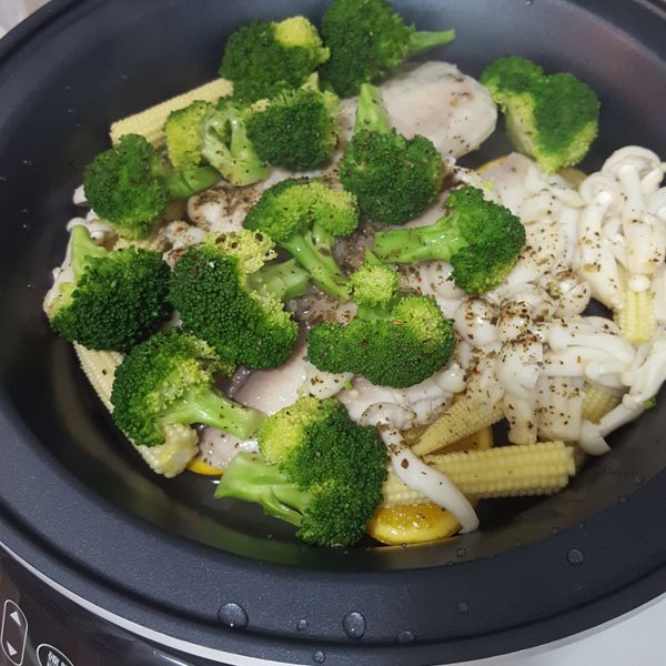 開蓋~ 花椰菜還保持翠綠，口感也很清脆，重點是蔬菜味很甜，都沒流失，不會有燙青菜的水味