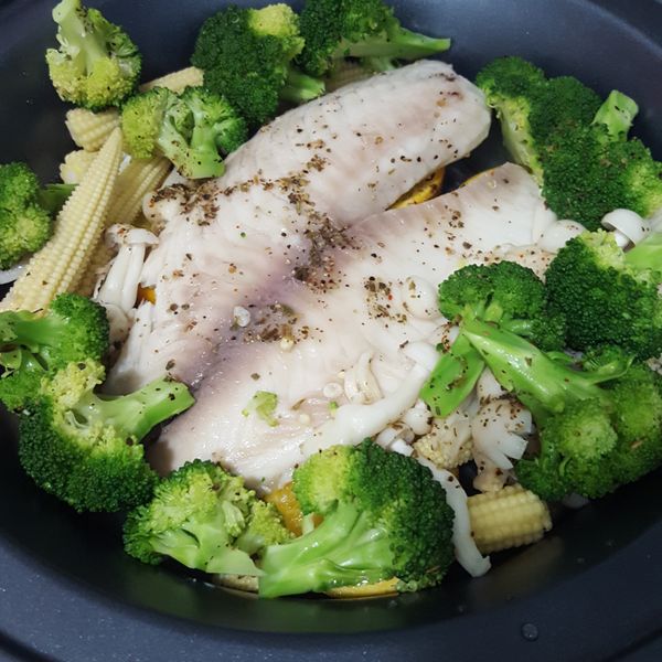 蔬菜不用煮太久，鯛魚片看厚度，如果比較厚可以在多煎5分鐘，增加煎烤的香氣也很好吃。整個煎烤盤直接上桌就很美~