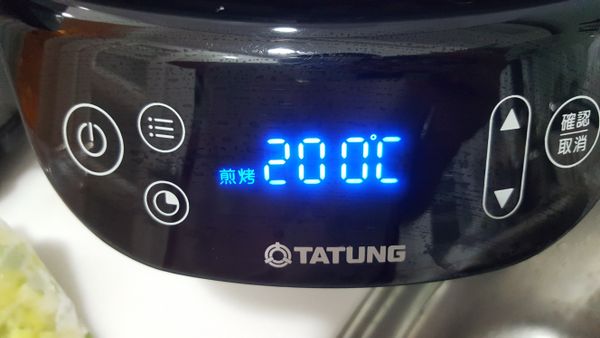 選擇煎烤模式200度，設定煮10分鐘，利用食材的水氣蒸煮，天然原味就是這台無水鍋厲害的地方