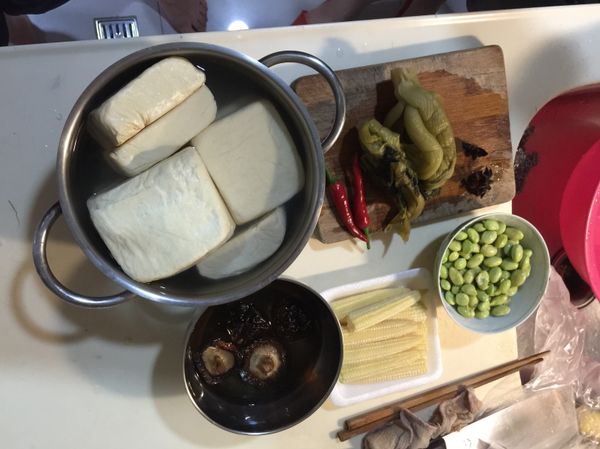 備料，辣椒，薑，蔥，酸菜切細，乾香菇泡水切性細，毛豆，玉米筍洗淨，八角，與絞肉放入鍋內炒一下。