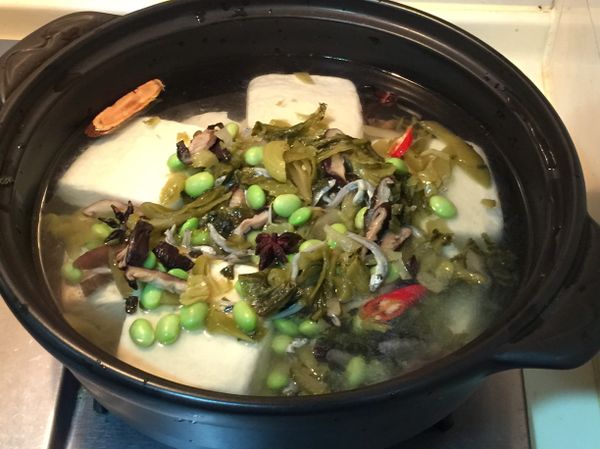 甘草，豆腐洗淨放入（砂）鍋中，從冷水開始煮。滾後，將爆香的材料都放入鍋中，加醬油一起煮。