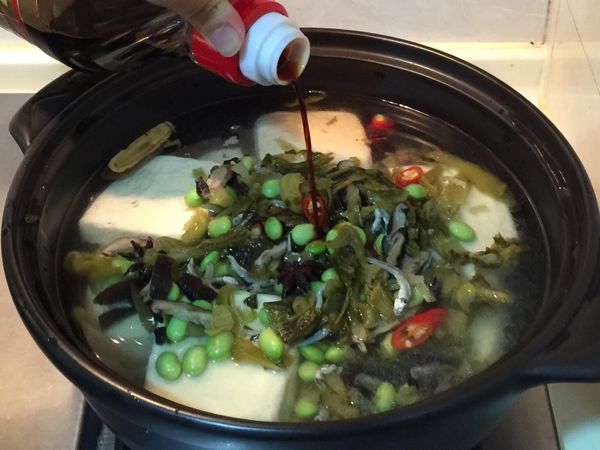 大火滾後，小火悶煮，約30分試試有沒有入味，即完成。