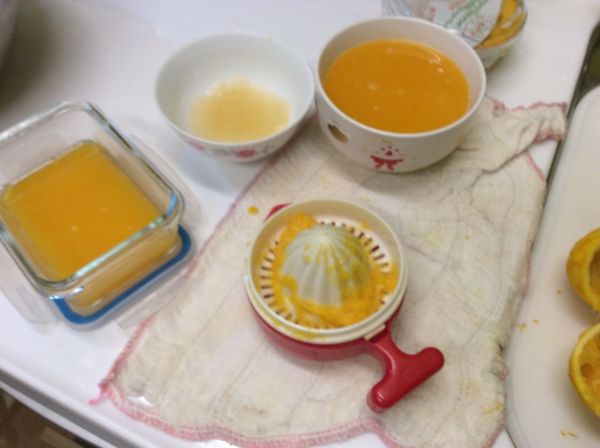 柳丁榨汁，果肉也可以一起，放到小鍋中