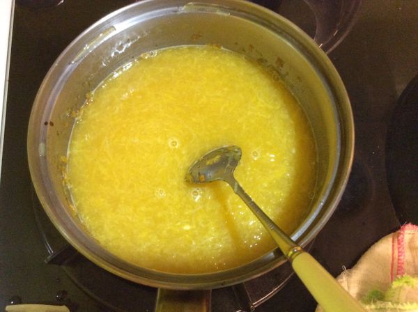 加入剛才泡好的吉利丁粉，攪拌到融化；離開瓦斯爐，放涼