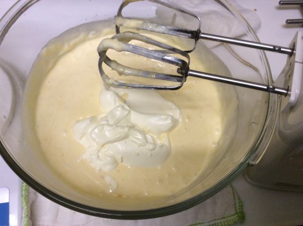 將打發的鮮奶油分兩次拌入cream cheese