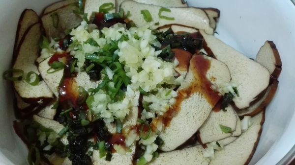 再將蔥末、香菜末、素蠔油、烏醋、香油、味琳放入拌鍋，全部拌勻，即可盛盤完成。