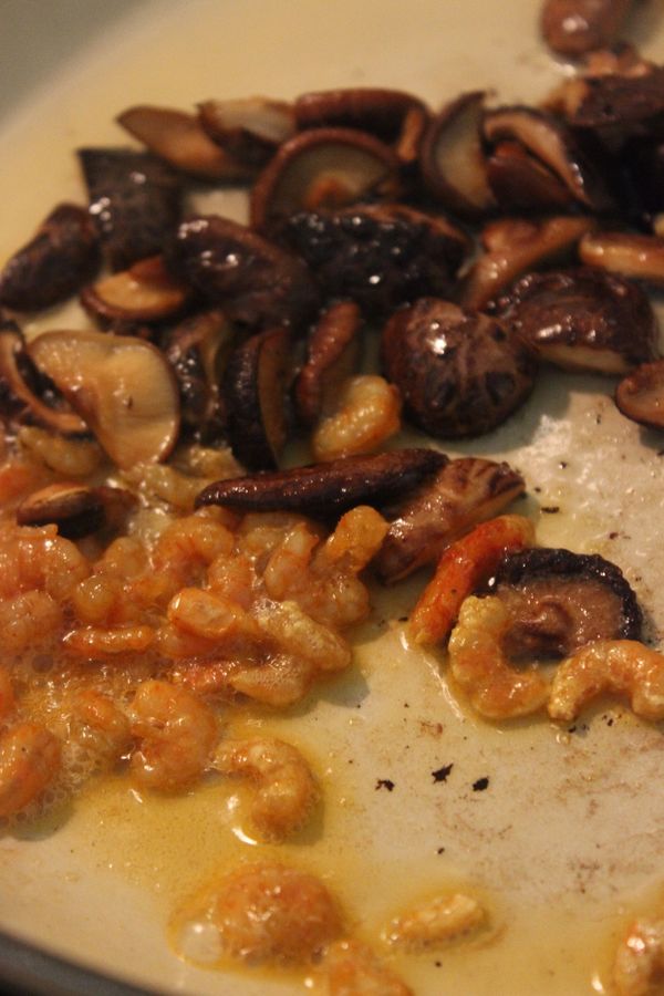 鍋中下兩大匙油~下些許鹽~爆香香菇與蝦米~香菇需爆到微收乾狀態~兩樣食材盛起備用