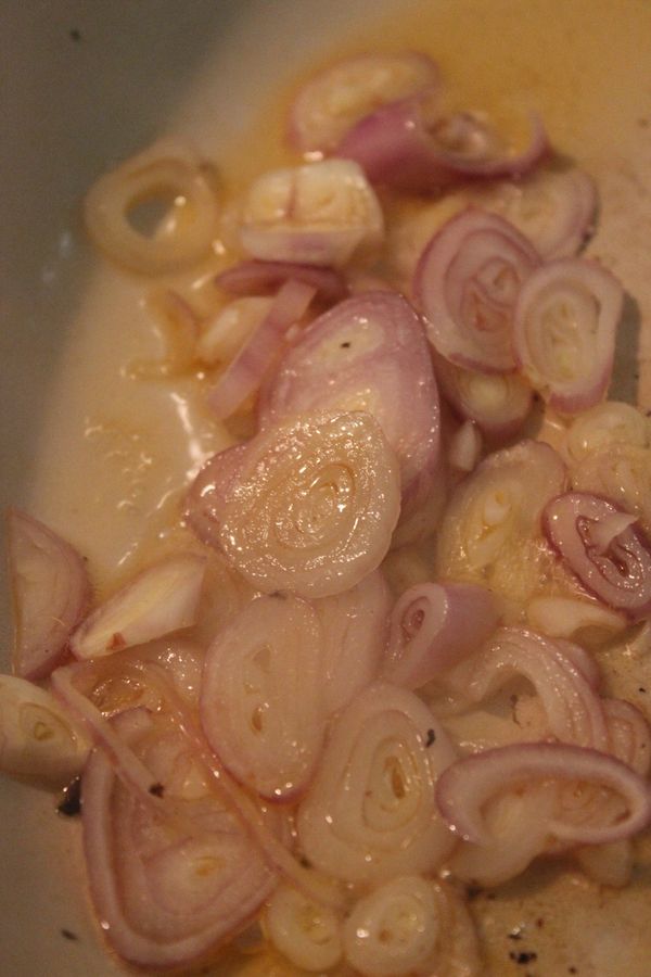 下蔥頭炒香~炒香即可~若無蔥頭可用油蔥酥替代~但請在肉末炒好後放入拌炒至香!