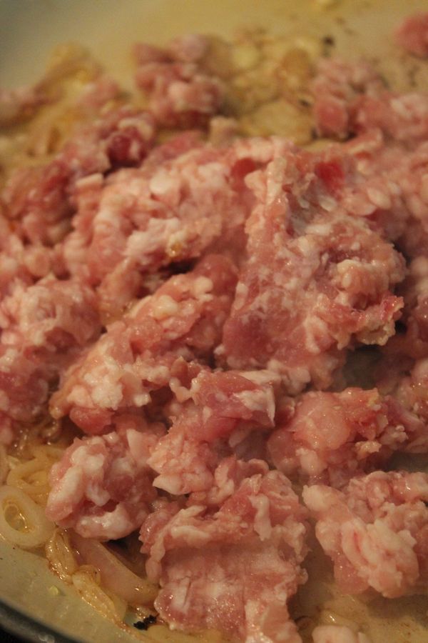 之後下絞肉炒至變白~再下一大匙米酒炒香