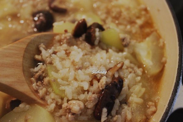 煮至米粒軟透即可~我喜歡還有點顆粒感~若要再綿糊些~需再煮一會兒~當中攪拌一下有助於糊化!!最後可以試一下味道自行斟酌是否加鹽調味~