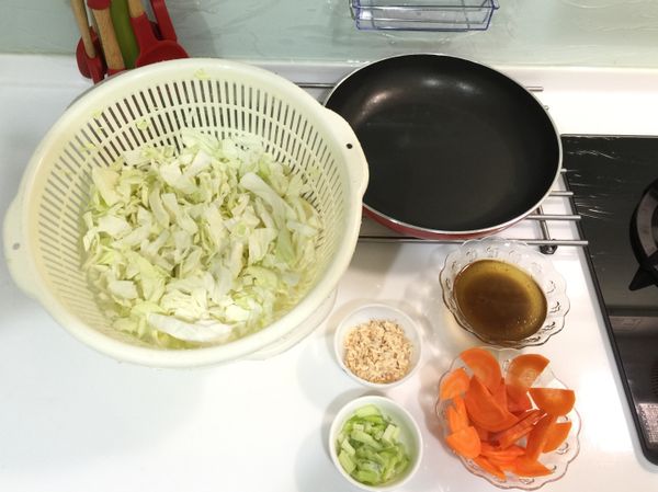 首先材料都準備好就可以開始開火囉～
豬油是我上一篇滷肉食譜留下來的，豬油炒青菜無敵好吃唷～