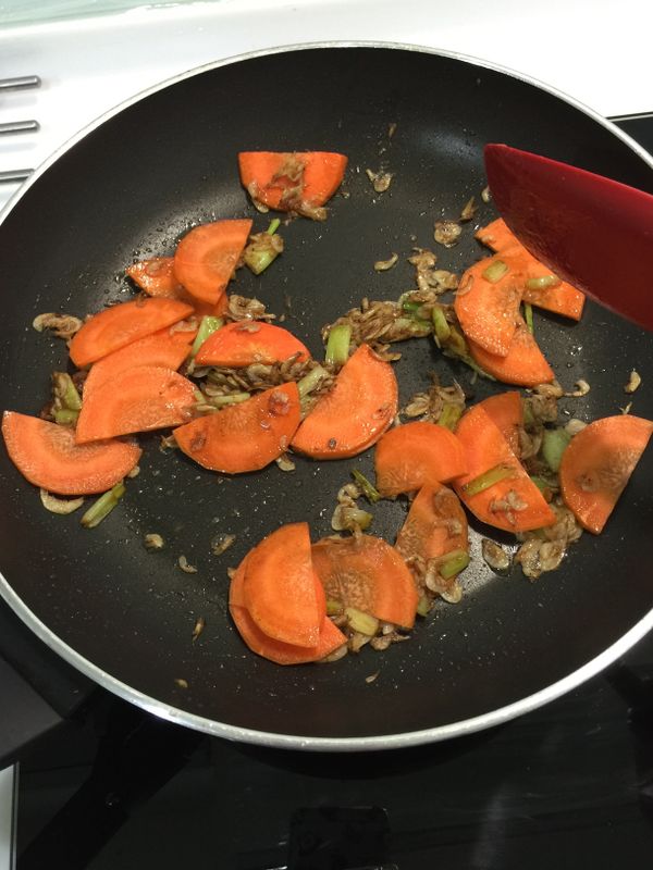 接著下紅蘿蔔稍微炒一下