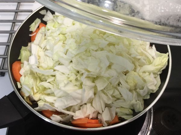 下高麗菜後，加入少許的熱水（大概70cc）不要加太多喲，因為菜還會在出水，然後蓋上鍋蓋煮5分鐘（依個人喜好，喜歡吃脆口的人，就不用悶那麼久）起鍋前加入少許的鰹魚粉就完成啦❤️