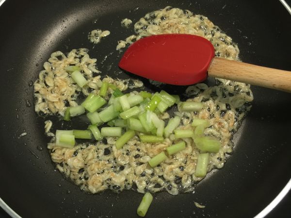 冷鍋下豬油後小火接著放蝦米跟蔥，爆香，爆香的定義就是蝦米跟蔥會慢慢變成有點金黃金黃的顏色喔