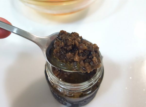 取一小匙松露醬，多放一些會更濃郁