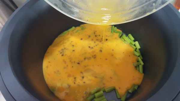 蘆筍先燜軟後，將松露蛋液倒入湯鍋