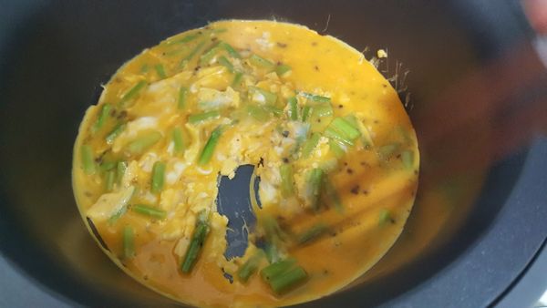 用筷子不停拌炒