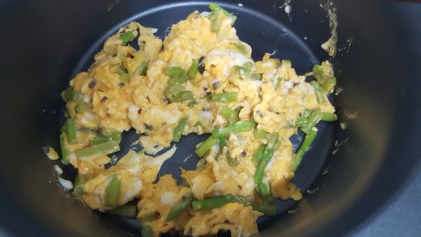 炒到蛋成型就可以離鍋，不要炒太久會硬唷