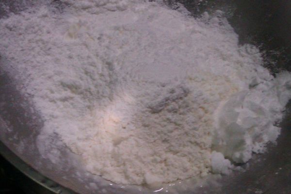 麵粉2大匙,糯米粉1大匙,太白粉1中匙