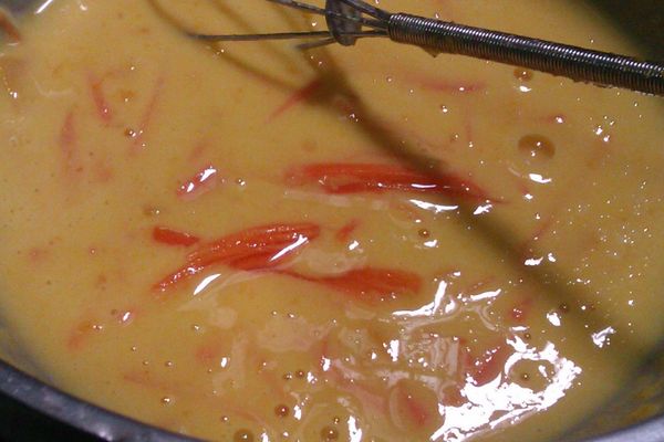 再將南瓜快速攪拌至顏色融入其中,若覺得太單調可加些紅蘿蔔細絲,再加入適量白細砂糖攪拌均勻