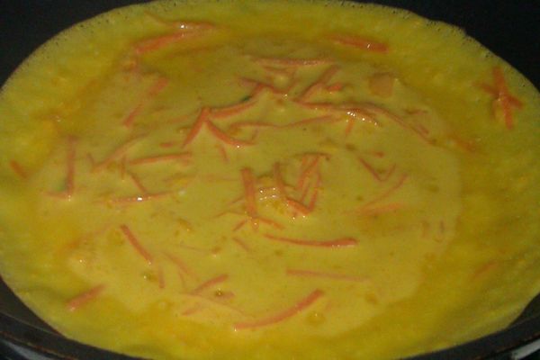 平底鍋一小匙油熱鍋,再把南瓜糊倒入鍋中,中小火慢慢煎